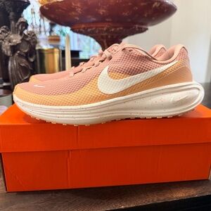 Nike Women's Peach and Beige Athletic Shoes